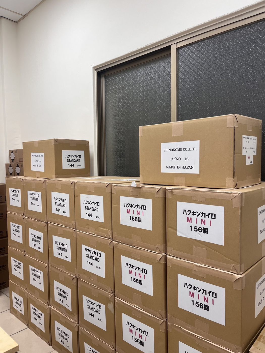 出荷を待つ白金カイロ(ミニ)